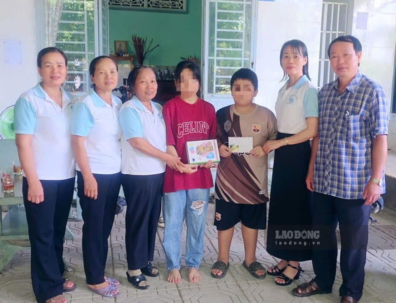 Hội Liên hiệp Phụ nữ xã Cát Tiên và đại diện chính quyền địa phương trích nguồn kinh phí từ mô hình hỗ trợ cho các em học sinh có hoàn cảnh khó khăn. Ảnh chụp ngày 15.9. Ảnh: Phúc Khánh 