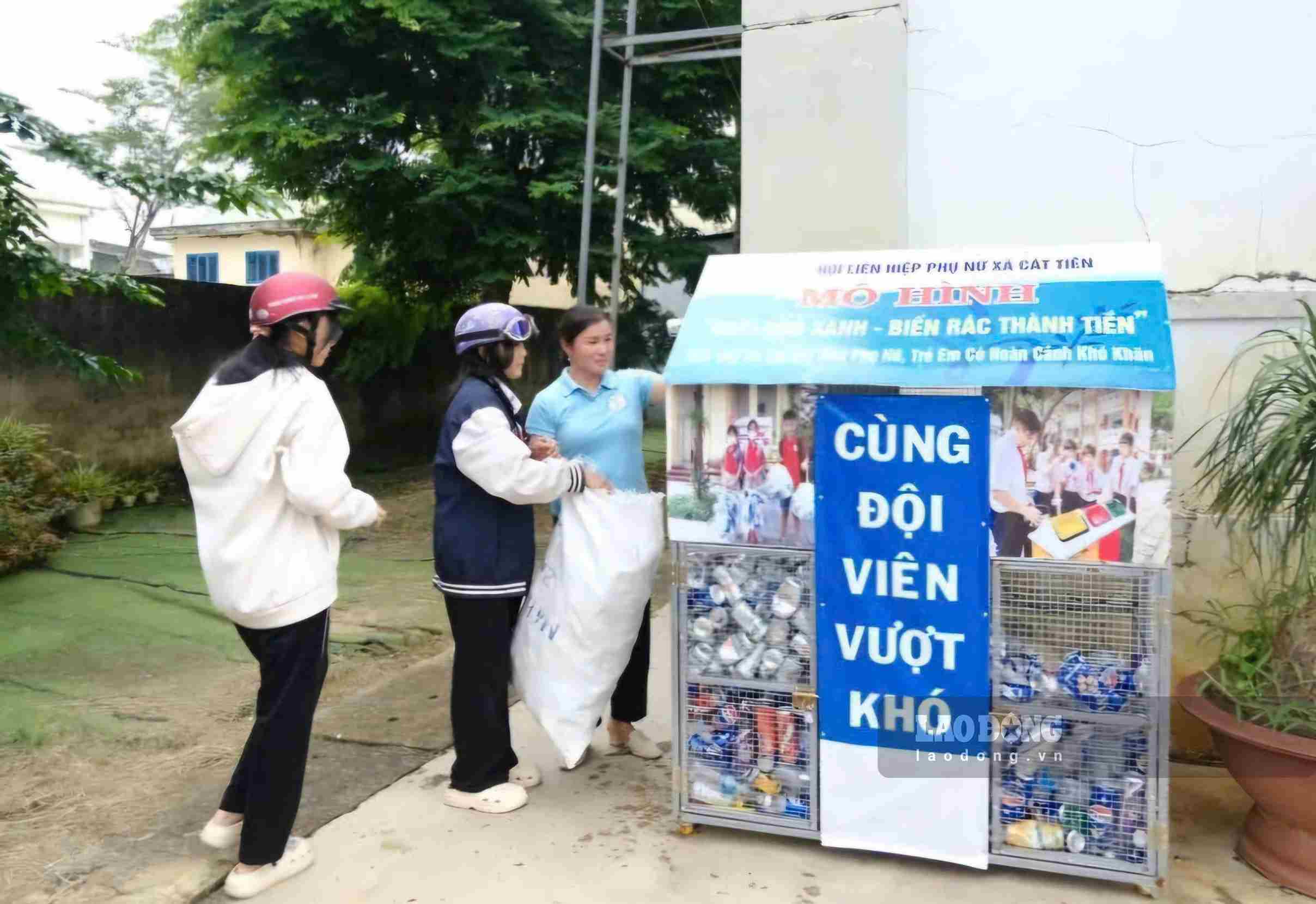 Học sinh Trường THCS Đồng Nai đóng góp các loại rác tái chế để xây dựng nguồn quỹ cho mô hình. Ảnh chụp ngày 15.9. Ảnh: Phúc Khánh 