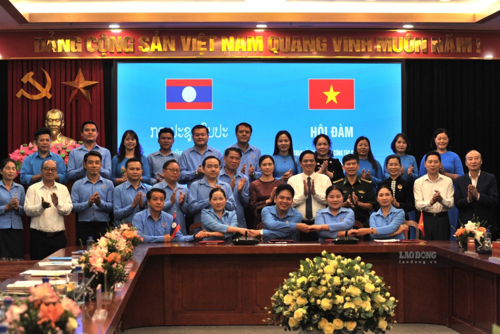 Representatives of the Trade Unions of Northern Laos provinces and the Son La Provincial Labor Federation signed a working minutes. Photo: Truong Son
