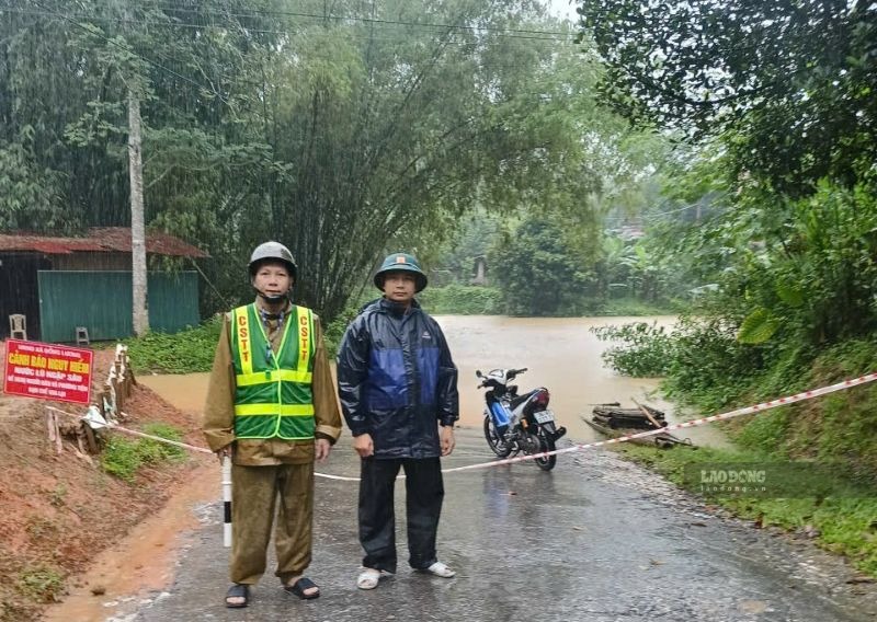 9月16日、タインホア省ドンルオンコミューンの機能部隊が、溢水路の住民の安全を確保するために待機しています。写真:チャン・ラム
