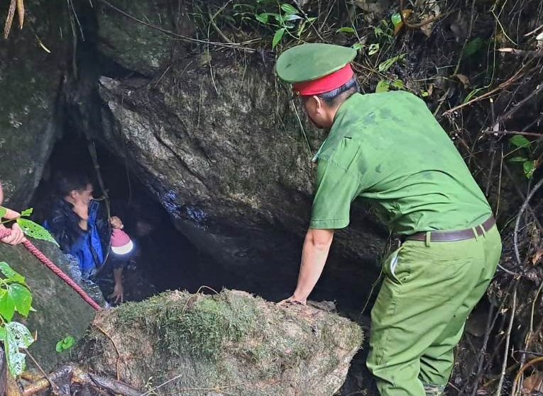Police rescue tourists trapped in Rut cave. Photo: Phu Tho Police posted on September 16th