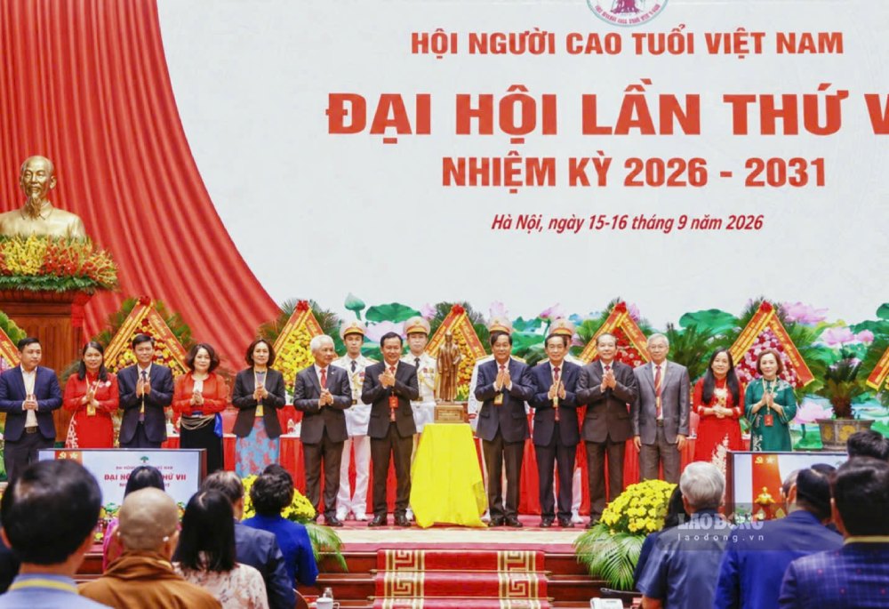 The 7th National Congress of the Vietnam Association of the Elderly, term 2026 – 2031, was honored to receive the Portrait Statue of President Ho Chi Minh presented by General Secretary and President To Lam. Photo: Quynh Chi