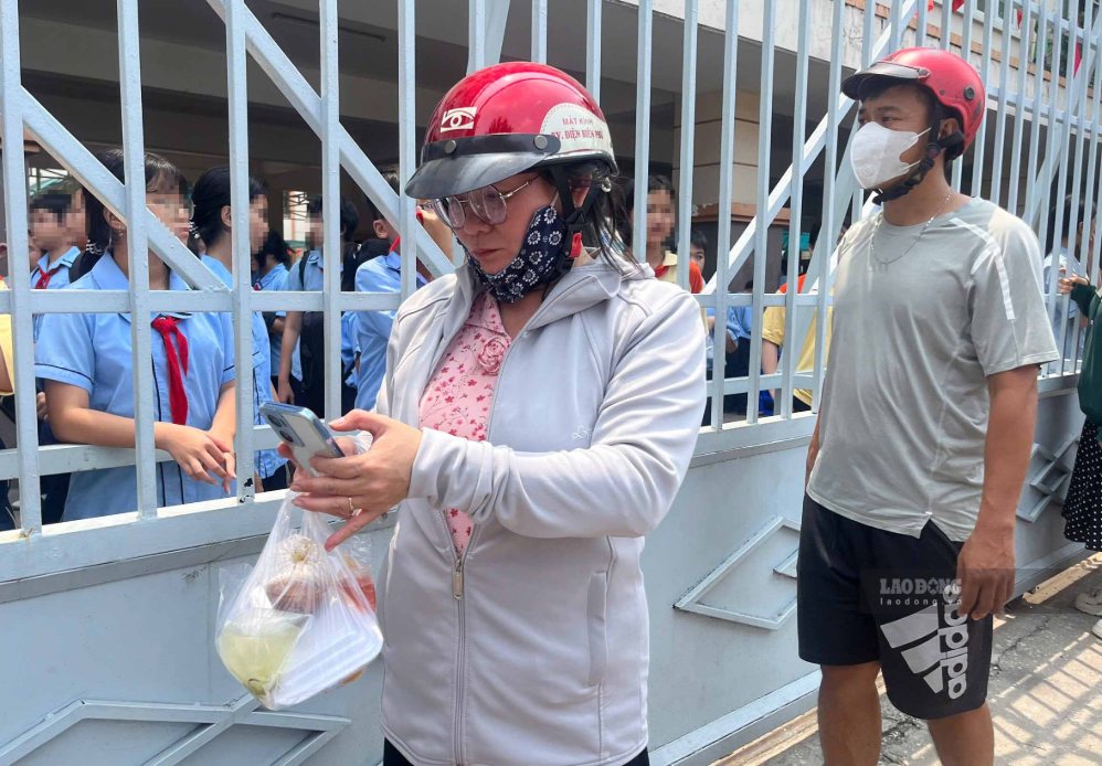 Parents bring rice to school for their children at noon on September 16, when the school temporarily stopped semi-boarding meals. Photo: Chan Phuc