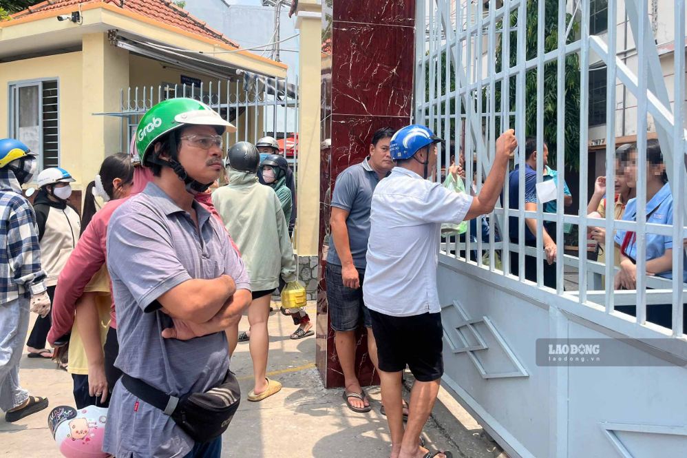 Phụ huynh chờ đón con về nhà ăn trưa khi trường tạm dừng suất ăn bán trú. Ảnh: Chân Phúc