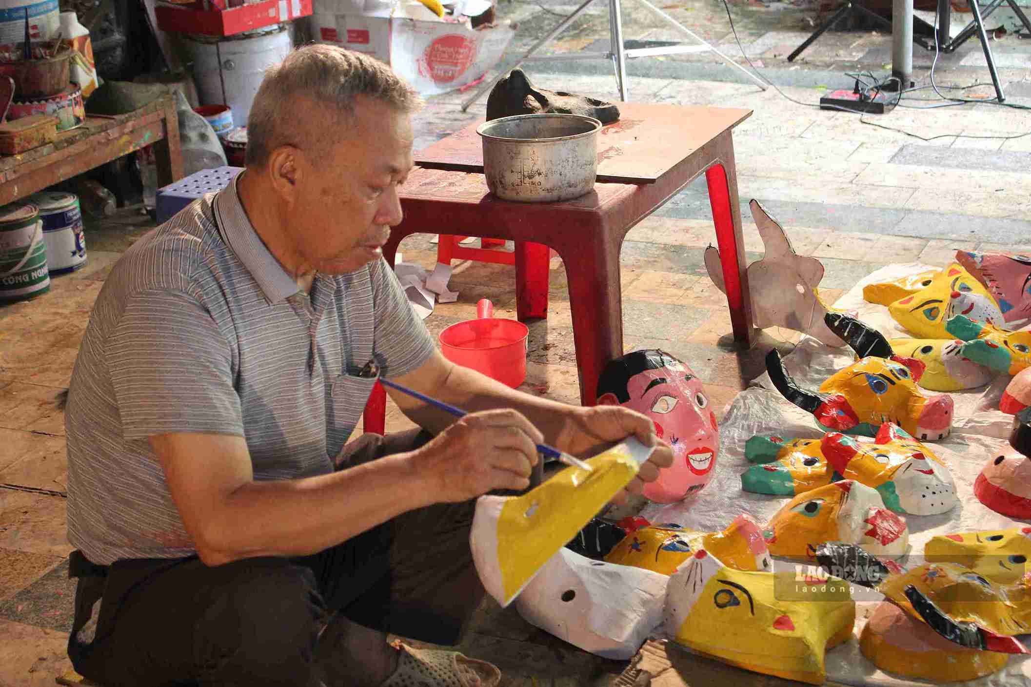 Mr. Vu Huy Dong completes paper masks to serve the Mid-Autumn toy market. Photo: Mai Huong