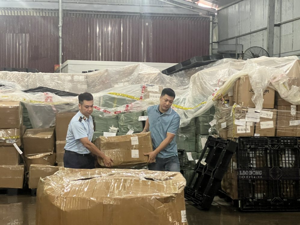 Seized 93,500 Make Sense hairspray products without invoices and documents. Photo: Cuong Ngo
