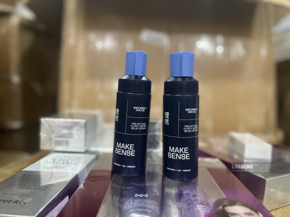 Đội Quản lý thị trường thu giữ 93.500 sản phẩm keo xịt tóc Make Sense không có hoá đơn chứng từ. Ảnh: Cường Ngô
