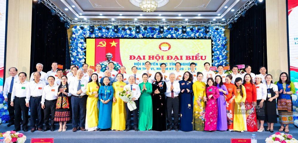 Lãnh đạo Trung ương Hội Khuyến học Việt Nam và tỉnh Nghệ An tặng hoa chúc mừng Ban Chấp hành Hội Khuyến học tỉnh Nghệ An nhiệm kỳ 2026 - 2031. Ảnh: Duy Chương