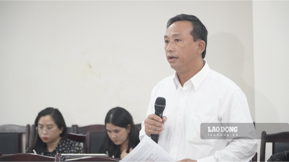 Mr. Nguyen Hung Cuong, Vice Chairman of Nui Cam Commune People's Committee, informed about the tourism situation and handling of construction violations on Nui Cam. Photo: Nguyen Anh