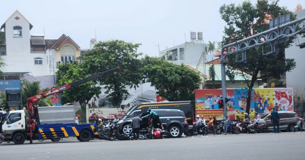 Scene of the collision between a car and many motorbikes on September 16. Photo: Minh Tam
