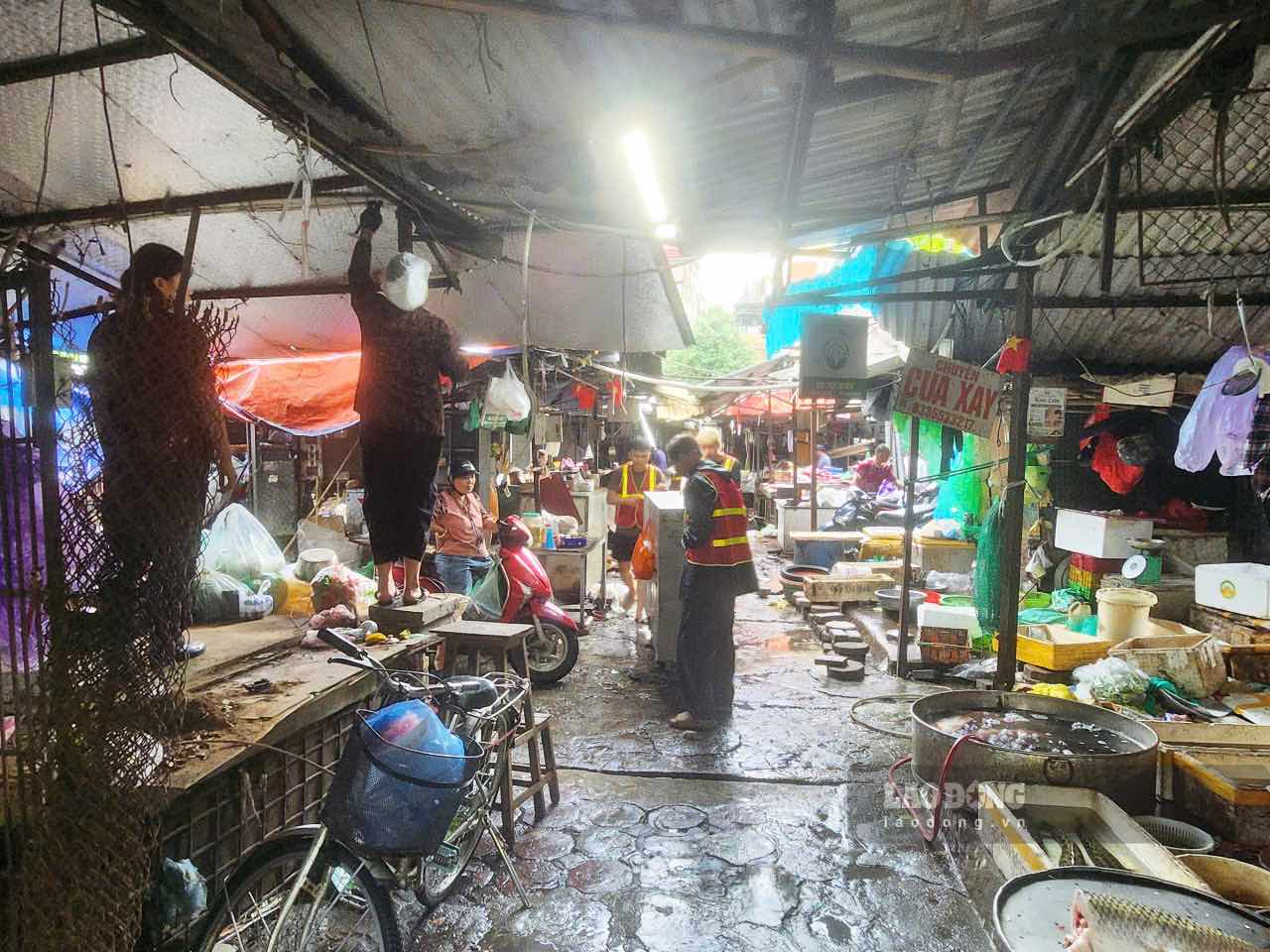 Tiểu thương chợ Kim Liên mong sớm được sắp xếp địa điểm kinh doanh mới sau khi chợ tạm dừng hoạt động. Ảnh: Minh Hạnh