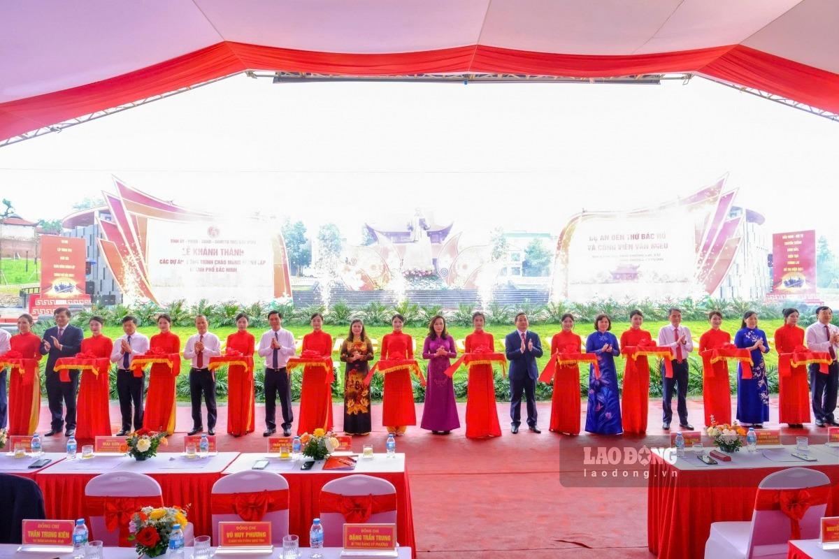 Delegates cut the ribbon to inaugurate the Ho Chi Minh Temple and the Project to Invest in Construction of Technical Infrastructure and Supporting Works of Van Mieu Park, Bac Ninh province, morning of September 16. Photo: Van Truong