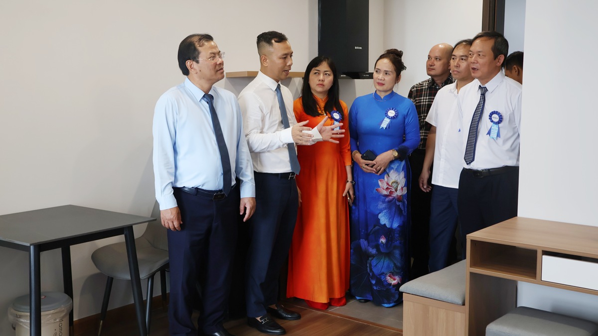 Phó Chủ tịch UBND tỉnh Bắc Ninh Phan Thế Tuấn cùng các đại biểu tham quan Dự án Khu nhà ở xã hội Vegahomes.  
