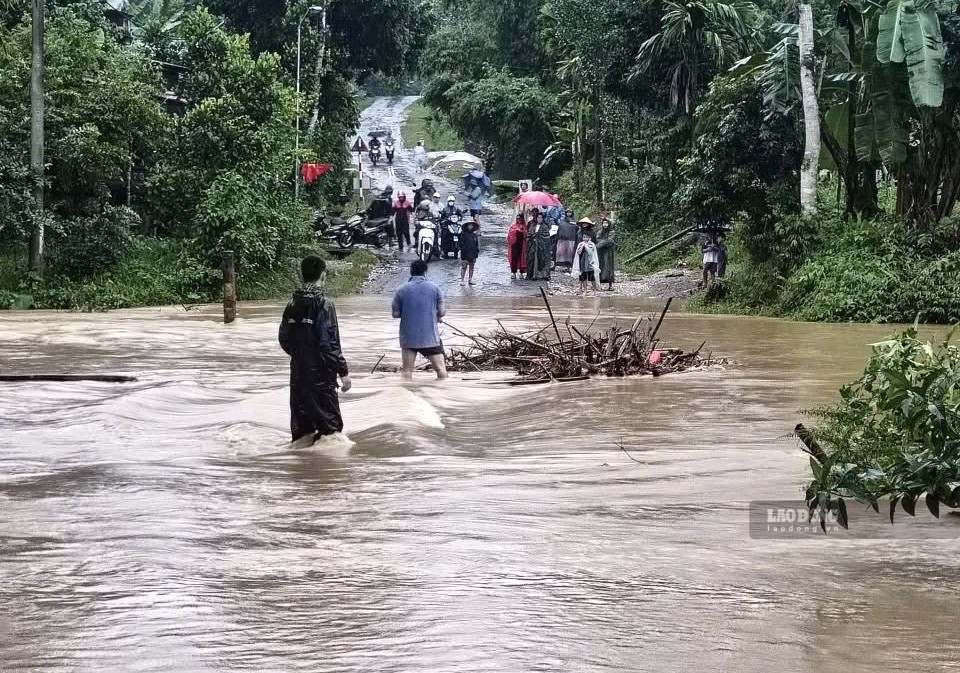 Rain and floods cause difficulties for travel in Tan Lap village, Dong Luong commune (Thanh Hoa) on the morning of September 16. Photo: Tran Lam