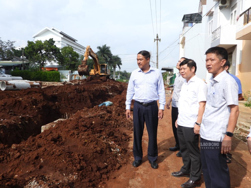 The working delegation of Dak Lak Provincial People's Committee surveys the ground of the Ton Duc Thang road project on September 16. Photo: Bao Trung