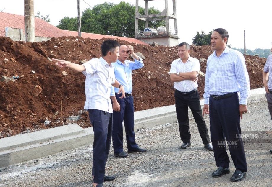 Đoàn công tác kiểm tra tuyến đường quanh dự án Hồ thủy lợi Ea Tam. Ảnh: Bảo Trung