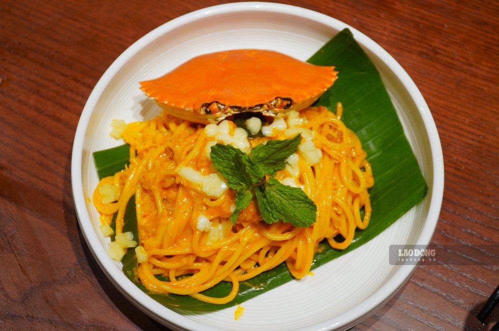 Spaghetti thịt cua sốt Tom Yum kết hợp sợi pasta với thịt cua và phần sốt chua cay đặc trưng. Ảnh: Minh Vũ
