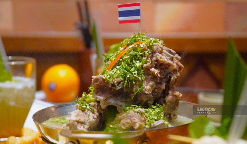 Những miếng sườn mềm, đậm vị kết hợp cùng phần nước dùng chua cay đặc trưng của Thái Lan. Ảnh: Minh Vũ