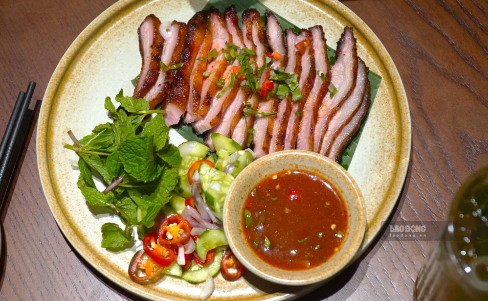 Phần thịt heo nướng được cắt thành từng miếng vừa ăn, thịt giữ độ mềm mọng và dùng kèm sốt Namchimchao. Ảnh: Minh Vũ