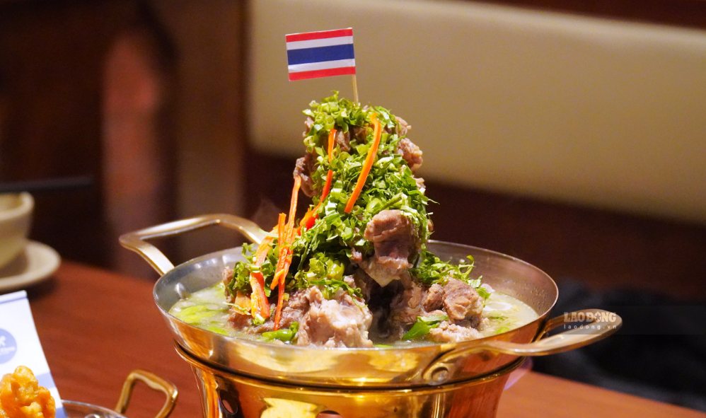 Sườn cay được xếp thành tháp cao, tạo hình ảnh ấn tượng khi phục vụ thực khách. Ảnh: Minh Vũ