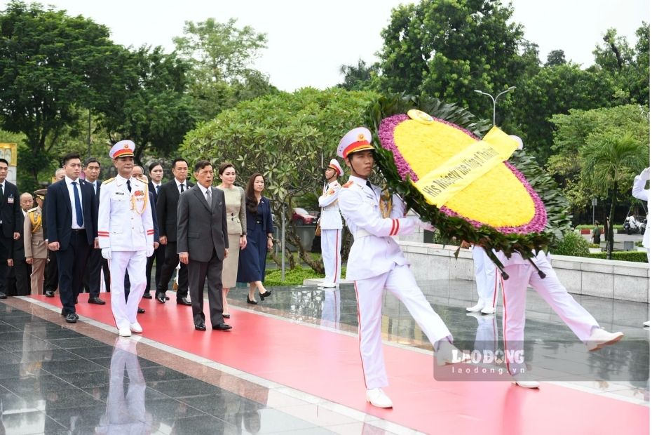 Nhà vua Thái Lan Maha Vajiralongkorn Phra Vajiraklaochaoyuhua và Hoàng hậu đến đặt vòng hoa tại Đài tưởng niệm các Anh hùng liệt sĩ trên đường Bắc Sơn (Hà Nội). Ảnh: Hải Nguyễn