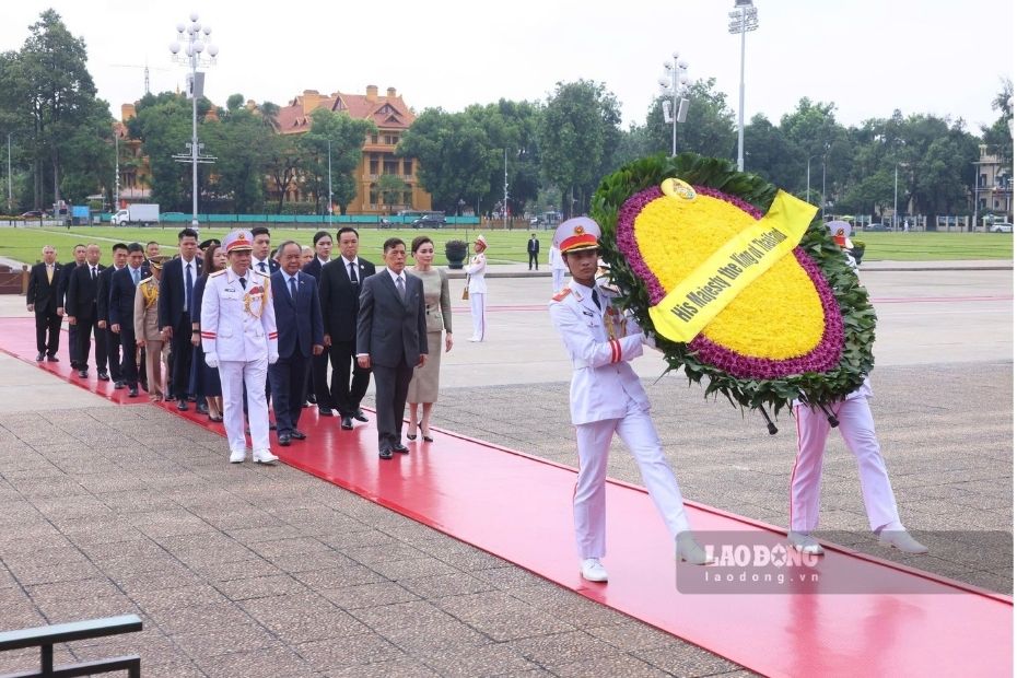 Thai King and Queen lay wreaths and enter the Mausoleum to pay respects to President Ho Chi Minh, morning of September 16. Photo: Hai Nguyen
