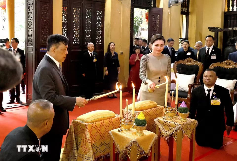 Nhà vua Thái Lan Maha Vajiralongkorn Phra Vajiraklaochaoyuhua và Hoàng hậu thực hiện nghi lễ thắp nến cầu an tại chùa Quán Sứ. Ảnh: An Đăng/TTXVN