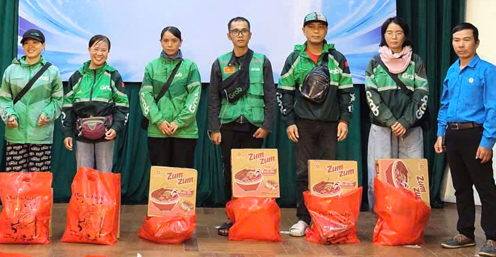 Le syndicat des chauffeurs technologiques Grab Da Nang remet 50 cadeaux aux membres du syndicat en difficulté dans la vie. Photo: Syndicat de Da Nang