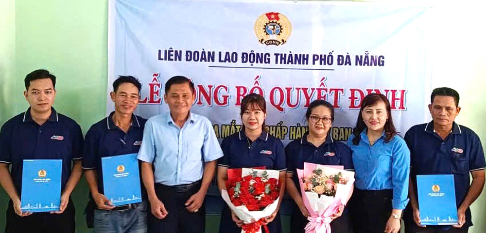Da Nang City Labor Federation established a grassroots trade union of Moc Dan Dung Van Si Co., Ltd. with 30 union members. Photo: Da Nang Trade Union