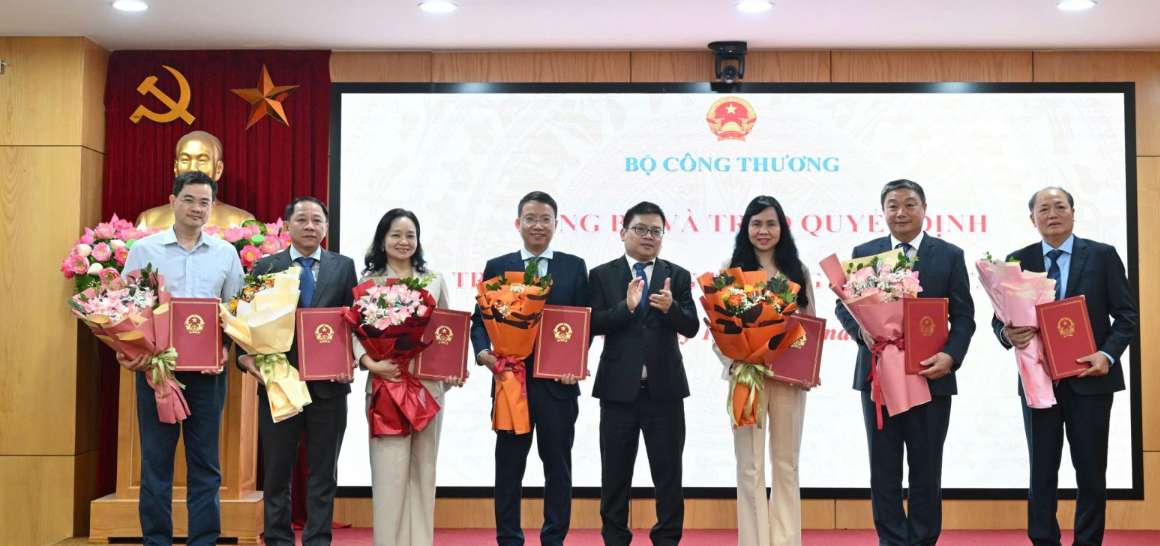 Le vice-ministre Trương Thanh Hoài remet les décisions relatives au transfert et à la nomination des fonctionnaires dirigeants du ministère de l'Industrie et du Commerce. Photo: Ministère de l'Industrie et du Commerce