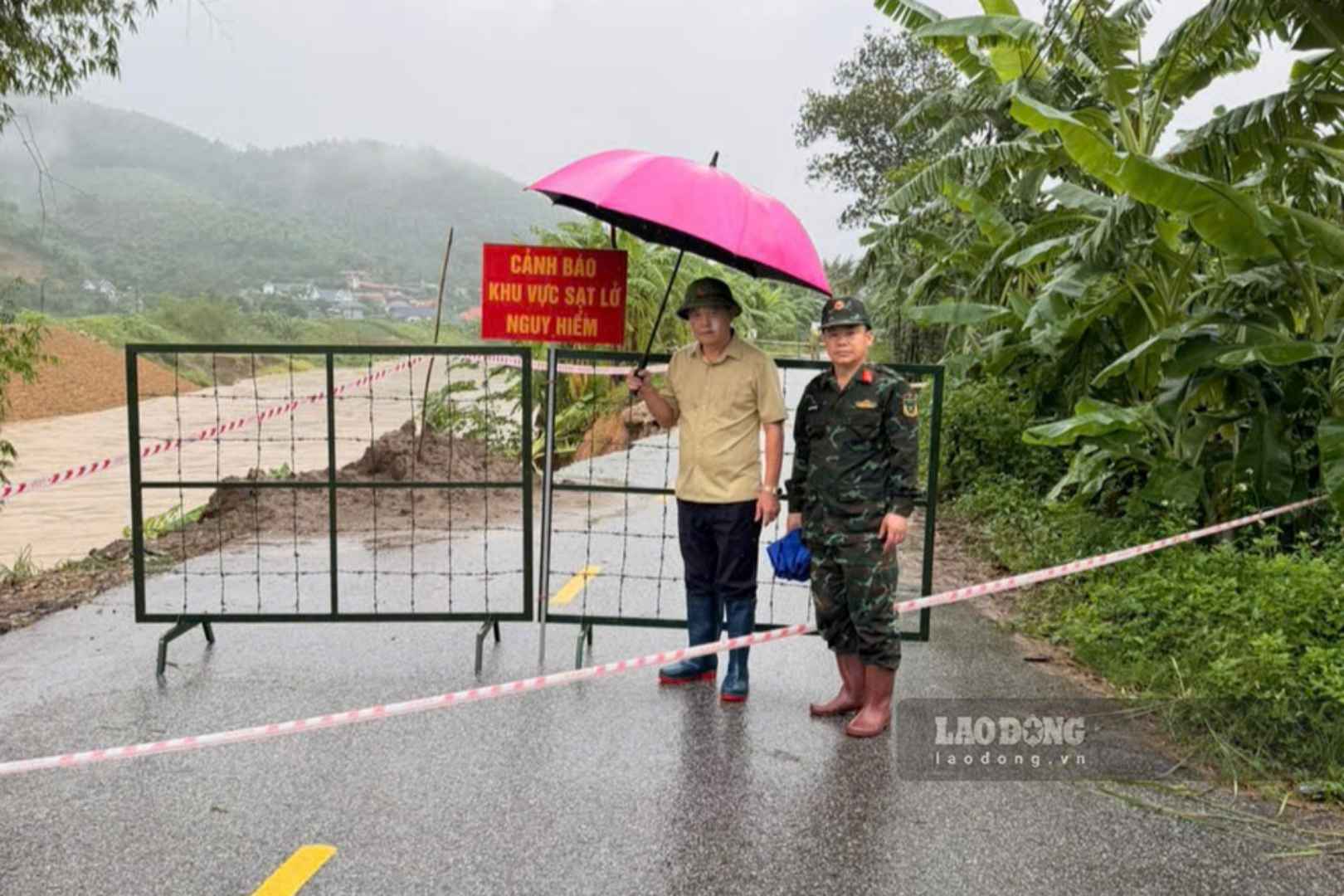 Ông Dương Quốc Lâm - Bí thư Đảng ủy xã Tu Vũ (áo vàng) kiểm tra vị trí sạt lở tại Ngòi Lạt. Ảnh chụp tháng 9.2026: Tạ Toàn