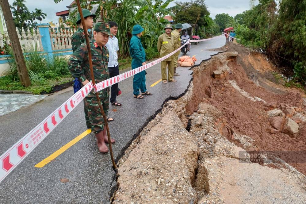 The bank of the Lat stream in Tu Vu commune continues to be eroded. Photo taken in September 2026: Ta Toan
