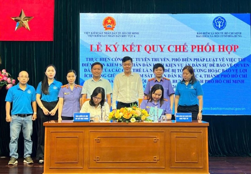 BXHX cơ sở Hòa Hưng ký kết phối hợp với VKSND Khu vực 4 thực hiện Nghị quyết số 205/2025/QH15 của Quốc hội. Ảnh: BHXH TPHCM cung cấp