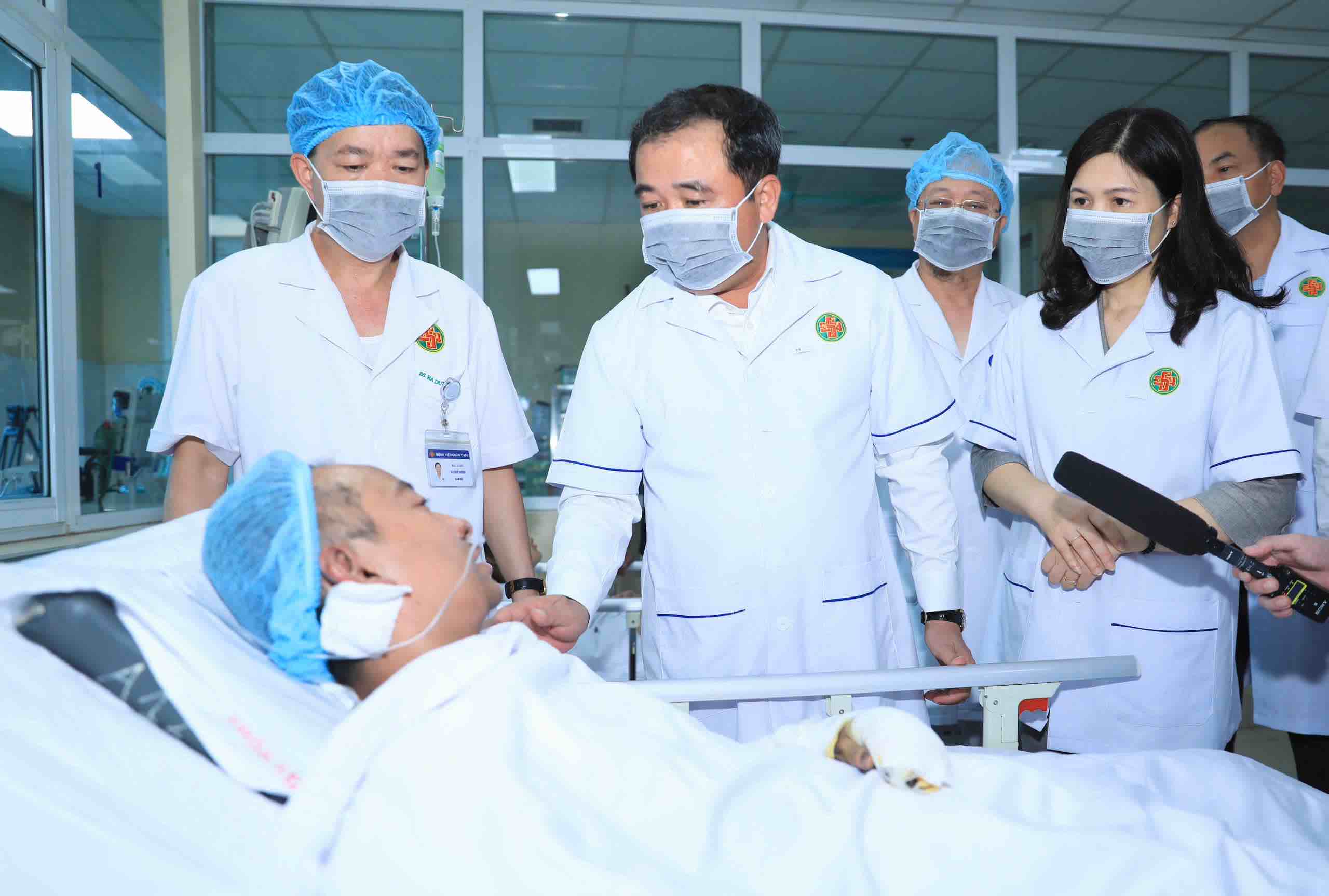 Hanoi Party Secretary Tran Duc Thang visits victims injured in the 4-story house fire in Tay Ho. Photo: Hanoi Party Committee