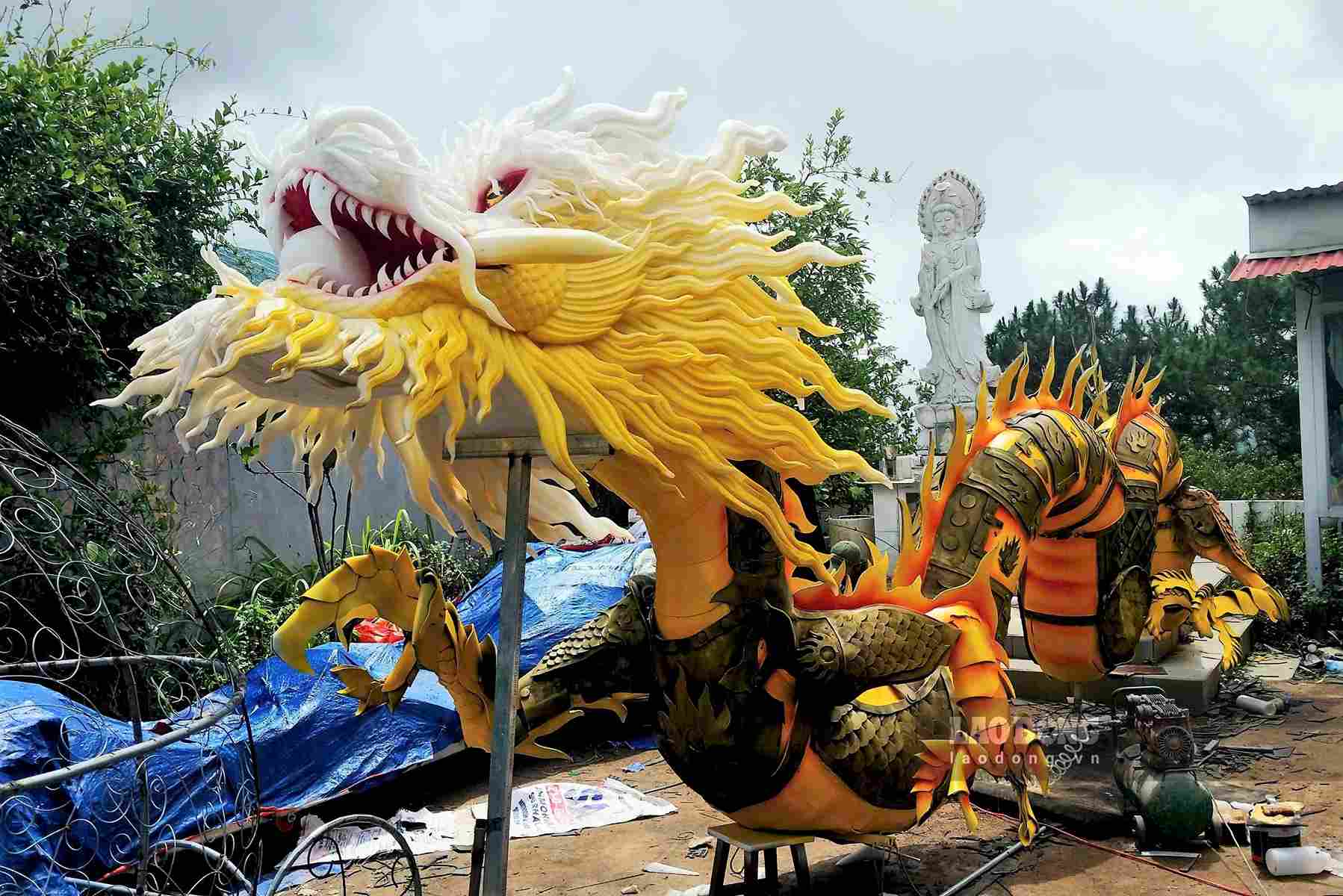 Đèn Trung thu bằng mô hình rồng khổng lồ đang được hoàn thiệt để tham gia đêm hội Trung thu tại khu vực Đà Lạt. Ảnh chụp ngày 15.9 (Ảnh: Lịch Ngô)
