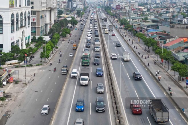 Vehicles line up in a long line on Ring Road 3 expressway towards the southern gateway of Hanoi, August 29. Photo: Song Huu