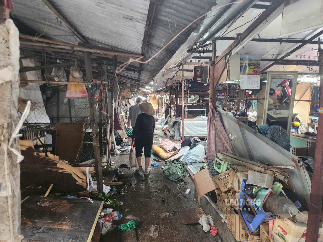Tiểu thương thu dọn, vận chuyển hàng hóa và đồ đạc ra khỏi khu vực chợ Kim Liên. Ảnh: Minh Hạnh chụp ngày 16.9.2026