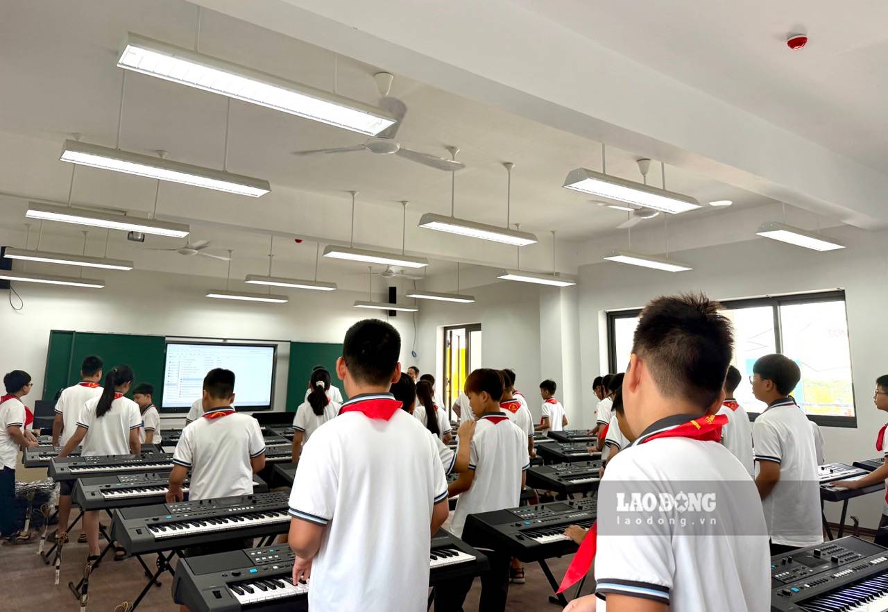 Students of Phan Boi Chau Secondary School (Long Bien ward, Hanoi) during music class. Photo: Tuong Van