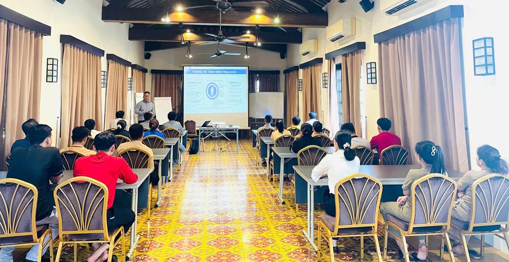 Công đoàn cơ sở Công ty TNHH Victoria Hội An phối hợp với doanh nghiệp tổ chức tập huấn định kỳ về an toàn, vệ sinh lao động (ATVSLĐ) cho cán bộ, nhân viên và người lao động. Ảnh: Công đoàn Hội An Tây
