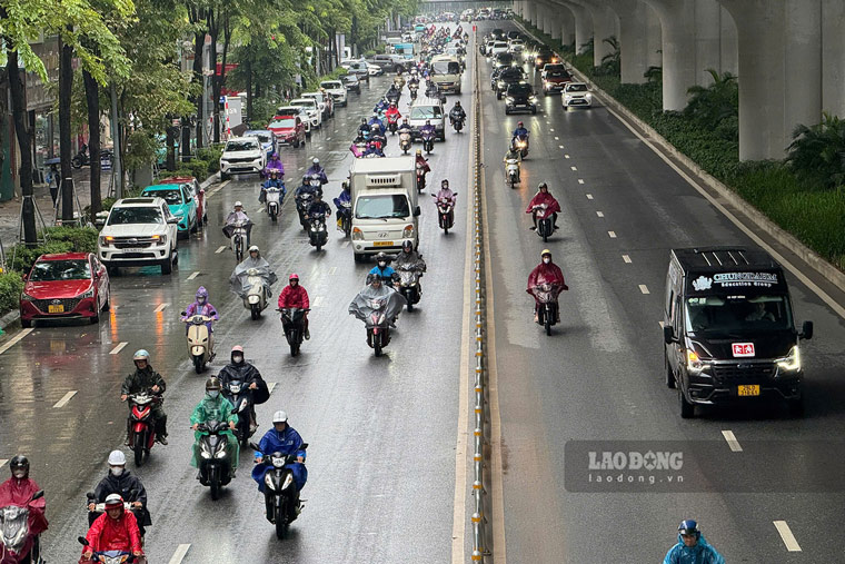 Today, September 16th, Hanoi continues to have moderate to heavy rain. Photo: Hanh Thom