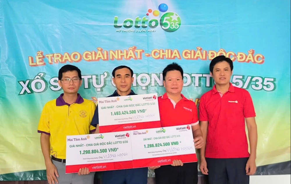 M. Vuong Hanh reçoit 3 premiers prix de la loterie rapide Lotto 5/35 tirage au sort 00874 d'une valeur de plus de 4 milliards de dongs. Photo: Loterie Vietlott