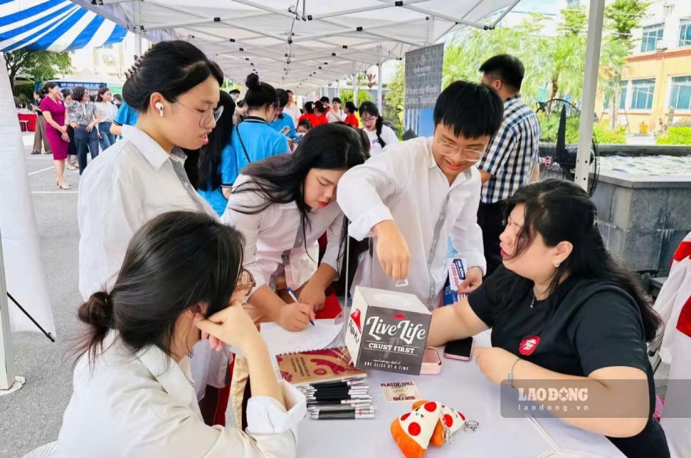 Businesses directly interview and recruit workers at the job transaction session on May 24 in Hanoi. Photo: Quynh Chi