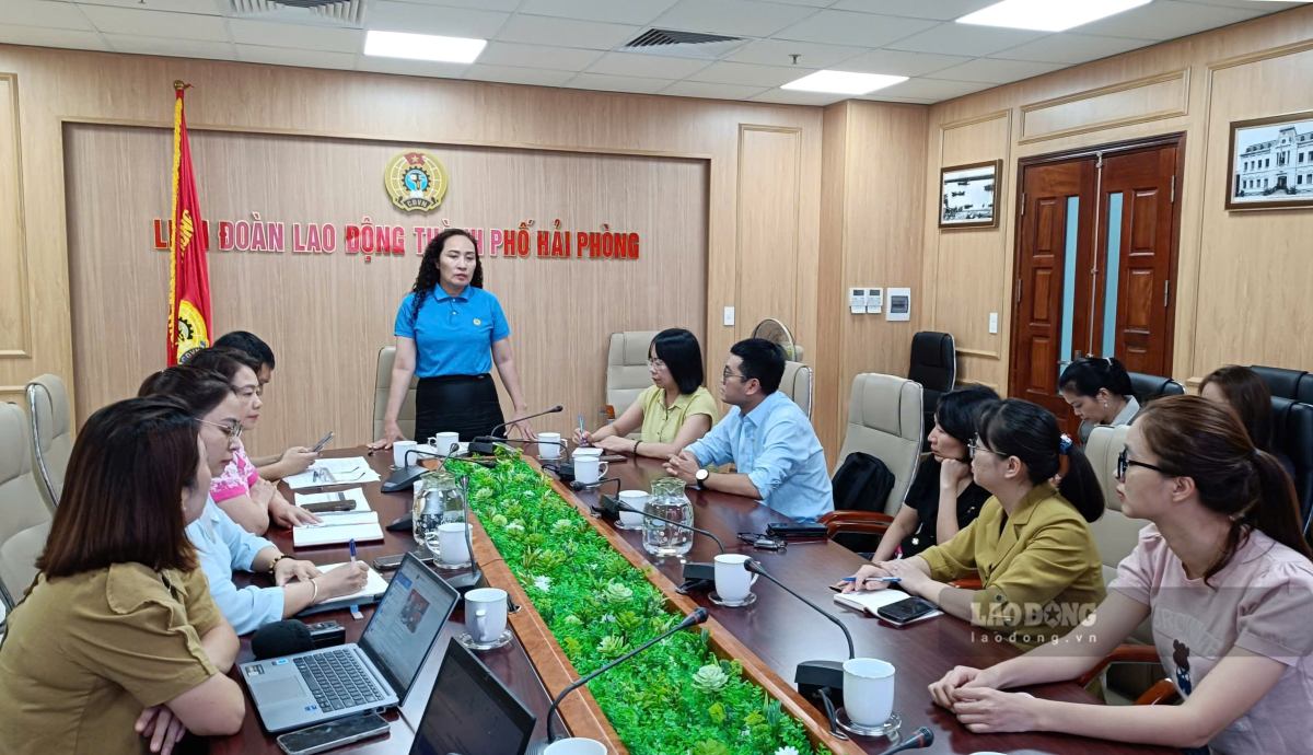Hai Phong City Labor Federation provides information to the press about the drug prevention and control propaganda event. Photo: Mai Dung