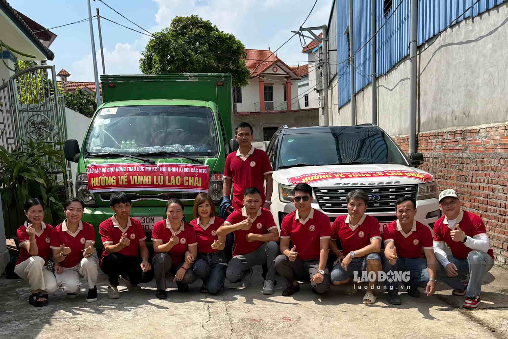 Members of Giọt Hồng Trao Ước Mơ Club join hands to support those in difficult circumstances. Photo: Huyen Anh