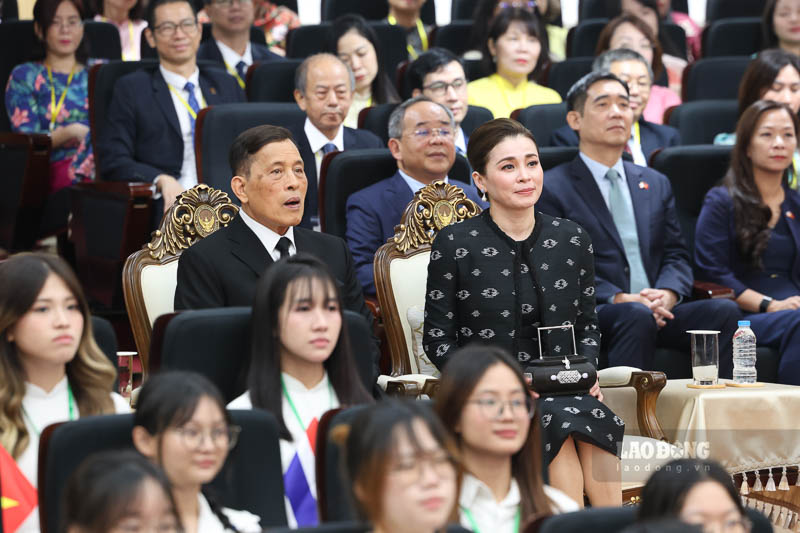 Nhà vua Thái Lan và Hoàng hậu thăm Trường Đại học Hà Nội chiều 16.9. Ảnh: Hải Nguyễn
