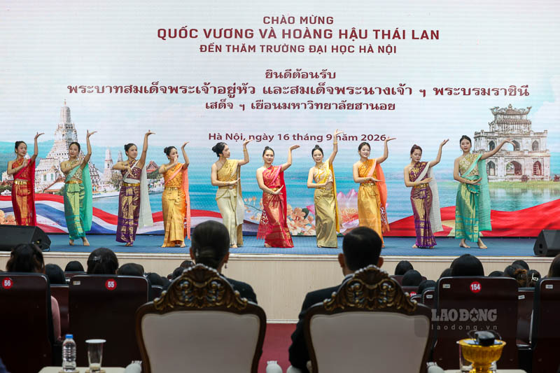 Ban Giám hiệu Trường Đại học Hà Nội cùng đông đảo giảng viên và sinh viên trường đã nồng nhiệt đón tiếp Nhà vua Thái Lan và Hoàng hậu. Ảnh: Hải Nguyễn