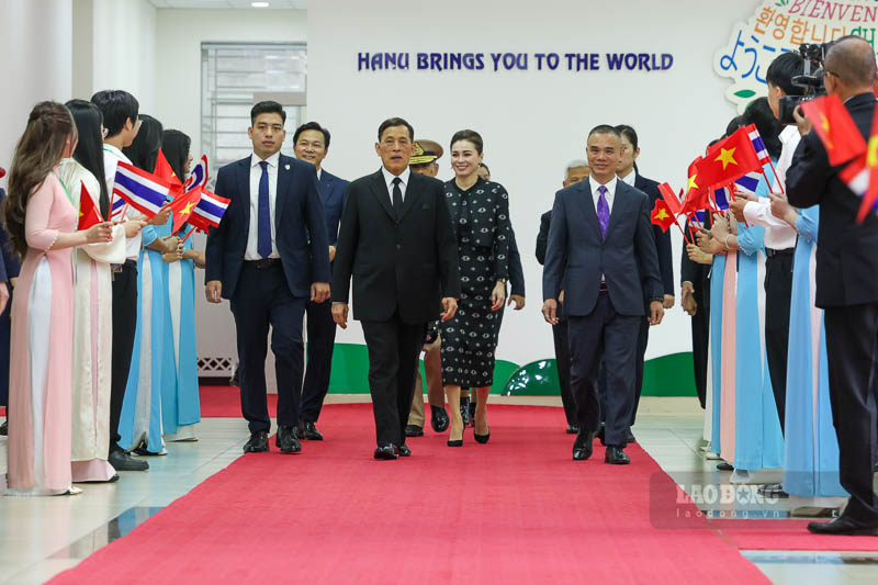 On the afternoon of September 16, the King of Thailand and the Queen visited Hanoi University. Photo: Hai Nguyen