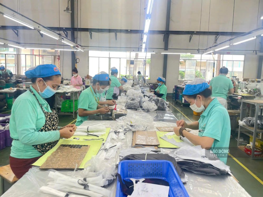 Workers at Thong Dung Shoe Co., Ltd. are assured of production when the unit's trade union regularly propagates and warns about black credit traps. Photo: Dinh Trong