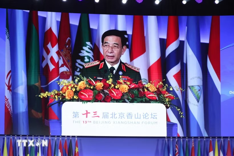 General Phan Van Giang, Member of the Politburo, Deputy Prime Minister, Minister of National Defense speaks at the Plenary Session 1 of the 13th Huong Shan Forum in Beijing. Photo: Hai Yen/VNA