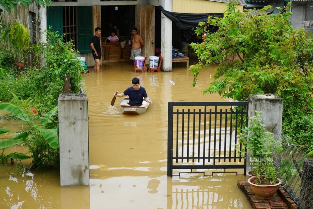 Mỗi lần sông Bưởi báo động III, dân hai bên lại phải sống cảnh cơ cực. Ảnh chụp ngày 27.8.2025. Ảnh: Quách Du